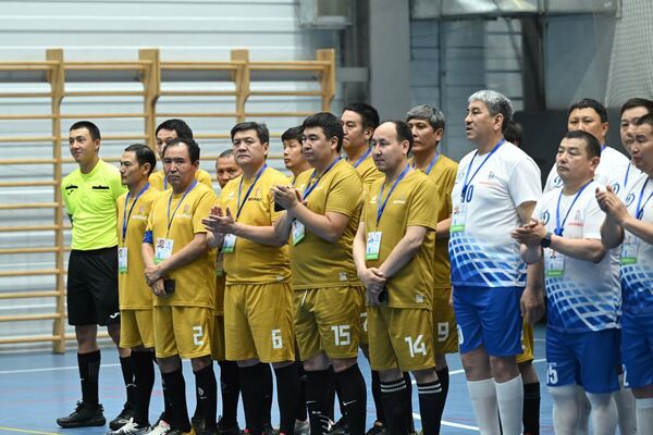 В турнире участвуют 16 команд — коллектив президента, команда парламента, футболисты, представляющие сферы образования, здравоохранения, СМИ, и другие - Sputnik Кыргызстан
