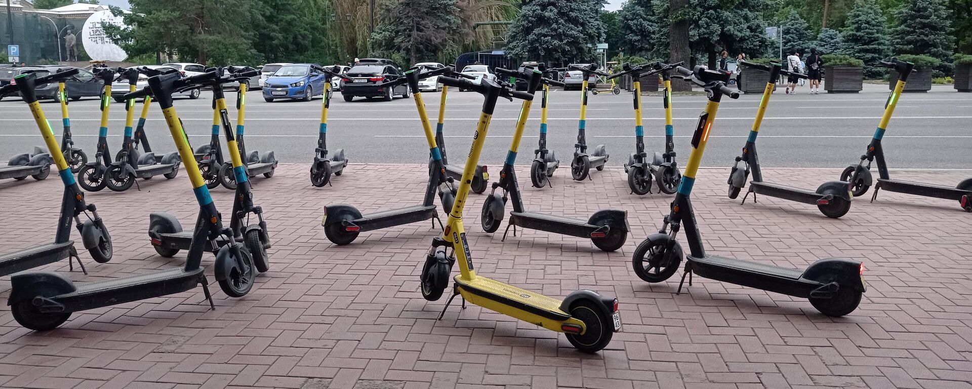 Электросамокаты в Бишкеке. Архивное фото - Sputnik Кыргызстан, 1920, 08.10.2025