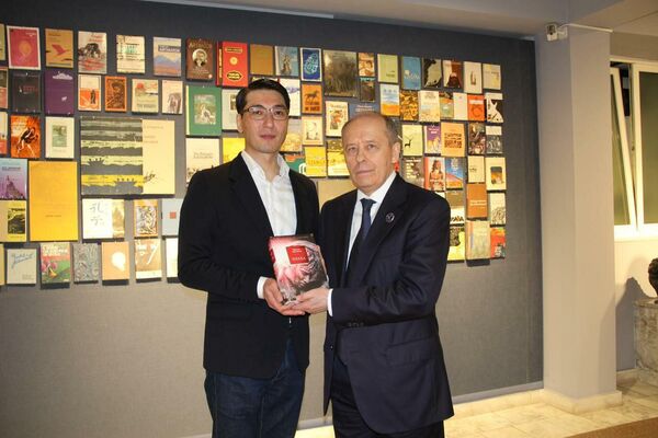 Сын писателя Эльдар Айтматов провел для гостей экскурсию и подарил им книги с произведениями отца - Sputnik Кыргызстан