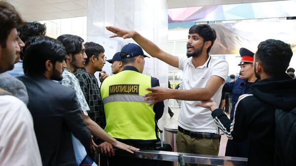Массовый поток граждан Пакистана в международный аэропорт Манас в Бишкеке  - Sputnik Кыргызстан