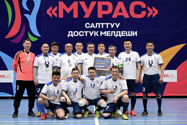 В турнире участвовали 16 команд, в составе которых были представители разных сфер деятельности. Призовой фонд составил 1 миллион сомов. - Sputnik Кыргызстан