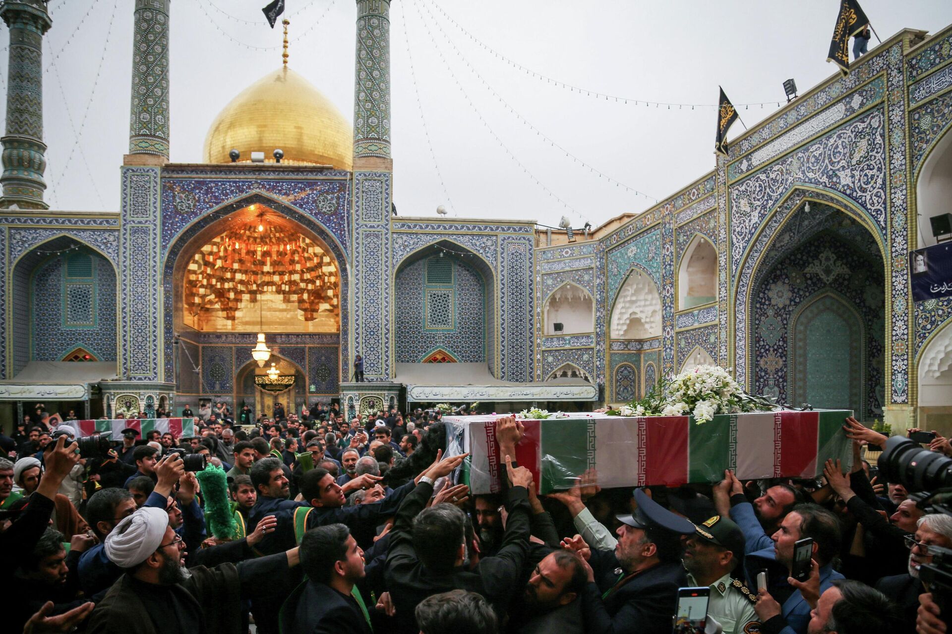 Похоронная процессия президента Ирана Эбрагима Раиси у мусульманского шиитского храма Масуме в Куме - Sputnik Кыргызстан, 1920, 27.05.2024