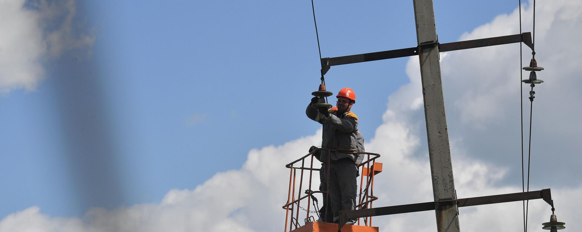 Энергетиктер иш үстүндө. Архив - Sputnik Кыргызстан, 1920, 06.04.2026