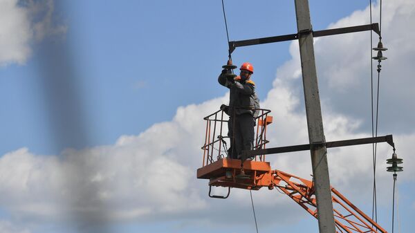 Энергетики во время восстанавления электроснабжение городских объектов. Архивное фото  - Sputnik Кыргызстан