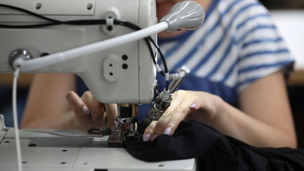 Сотрудница швейного цеха во время работы. Архивное фото  - Sputnik Кыргызстан