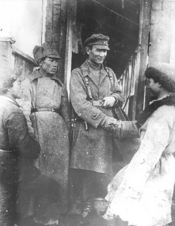 Өзүнчө кыргыз атчандар эскадронунун командири, улуту казак Байдулла Доскенов (оң жакта) жаңы келген жоокерлерди тосуп алууда. Фрунзе, 1926-жыл.1925-жылы 15-ноябрда Түркстан фронтунун революциялык аскердик кеңеши бул жарым эскадрондун ордуна толук кандуу эскадрон уюштурууга буйрук чыгарат. 1926-жылы Ташкенттеги Бириккен улуттук аскердик мектепти алгачкы кыргызстандык командирлер ийгиликтүү аяктайт. Кыргыздын туңгуч аскердик интеллигенциясынын арасында беш казак жана бир каракалпак командирлери болгон. - Sputnik Кыргызстан