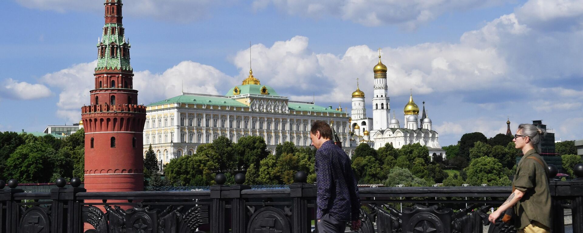 Большой Кремлевский дворец и колокольня Ивана Великого на территории Московского Кремля. Архивное фото  - Sputnik Кыргызстан, 1920, 31.05.2024