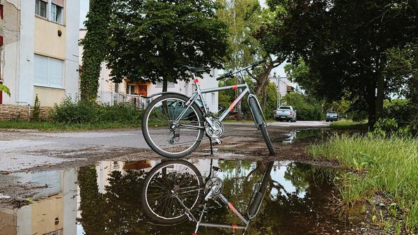 Оставленный велосипед во дворе дома после дождя. Архивное фото  - Sputnik Кыргызстан