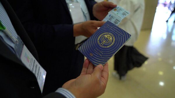 Впервые гражданам выдали паспорта, изготовленные в Кыргызстане. Видео - Sputnik Кыргызстан