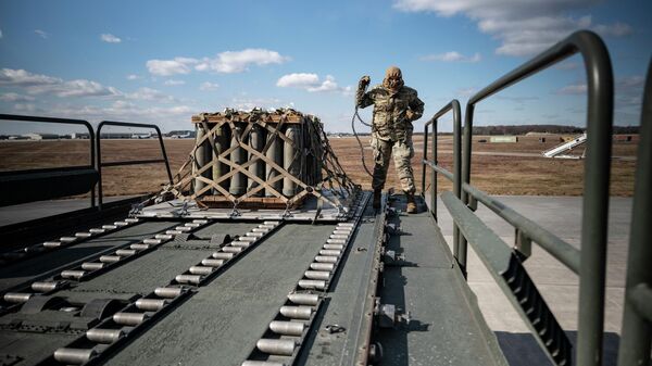 Погрузка военной помощи для Украины на авиабазе Довер, США. Архивное фото - Sputnik Кыргызстан