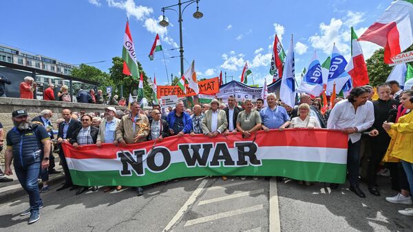 Будапештте НАТОнун аракеттерине каршы ири тынчтык маршы өтүп жатат - Sputnik Кыргызстан