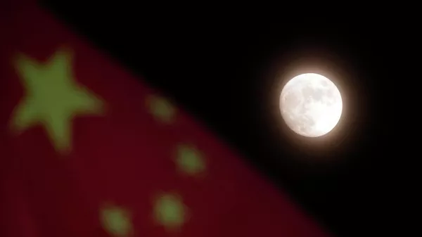 Флаг Китая на фоне луны. Архивное фото - Sputnik Кыргызстан