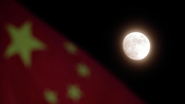 Флаг Китая на фоне луны. Архивное фото - Sputnik Кыргызстан
