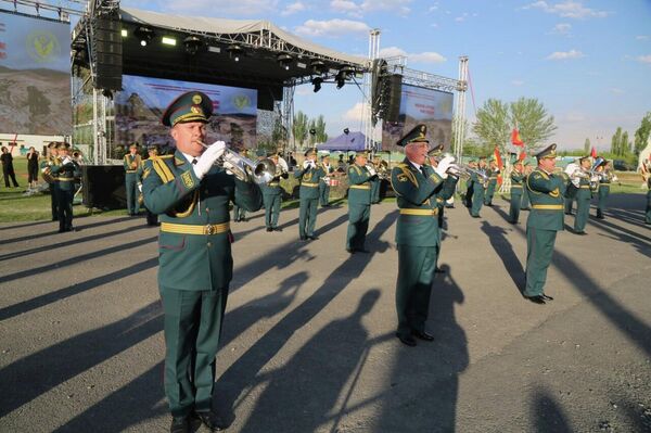 В концерте приняли участие артисты регионального и центрального домов армии, солисты и музыканты отдельного военного показательного оркестра Минобороны - Sputnik Кыргызстан