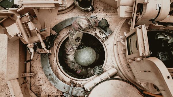 Американский военнослужащий в танке M1 Abrams. Архивное фото - Sputnik Кыргызстан
