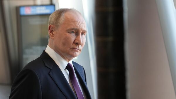 Рабочая поездка президента Владимира Путина в Санкт-Петербург - Sputnik Кыргызстан