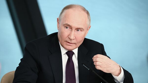 Президент России Владимир Путин на встрече с представителями СМИ в рамках ПМЭФ - Sputnik Кыргызстан