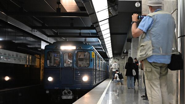 Метро станциясында поезди күтүп турган жүргунчулөр. Архив - Sputnik Кыргызстан