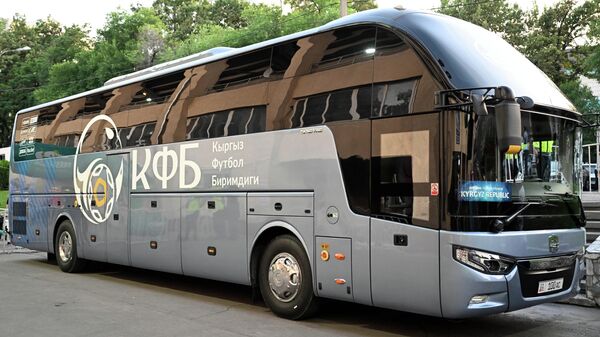 Президент КР подарил автобус сборной Кыргызстана по футболу - Sputnik Кыргызстан