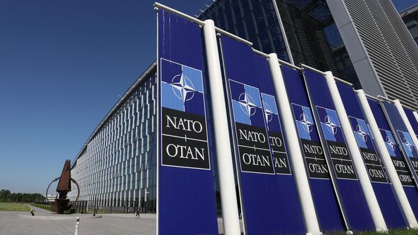 Логотипы НАТО в штаб-квартире в Брюсселе. Архивное фото - Sputnik Кыргызстан