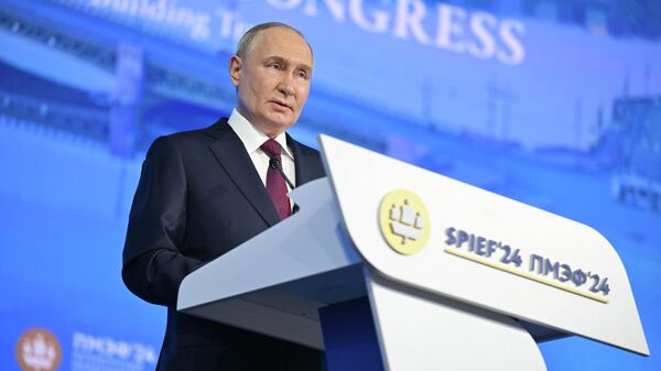 Президент РФ Владимир Путин на пленарном заседании ПМЭФ-2024 - Sputnik Кыргызстан
