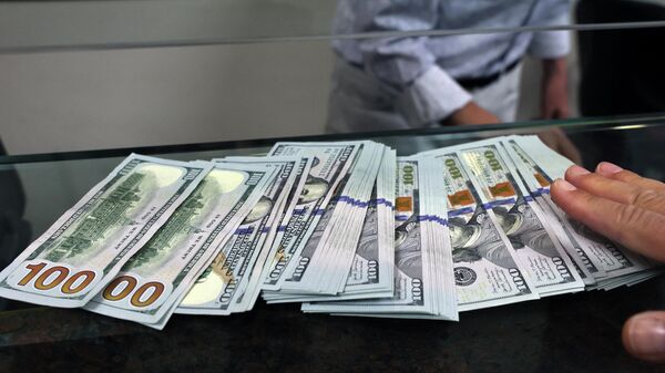 Долларовые купюры на кассе банка. Архивное фото  - Sputnik Кыргызстан