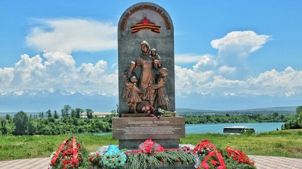 Торжественная церемония открытия памятника Токтогон Алтыбасаровой в селе Ак-Булун - Sputnik Кыргызстан