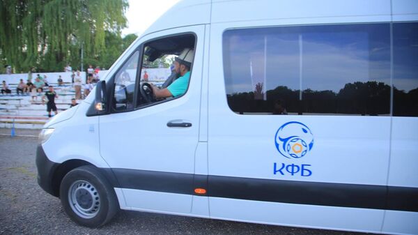 Вручение микроавтобуса футбольному клубу Токтогул - Sputnik Кыргызстан