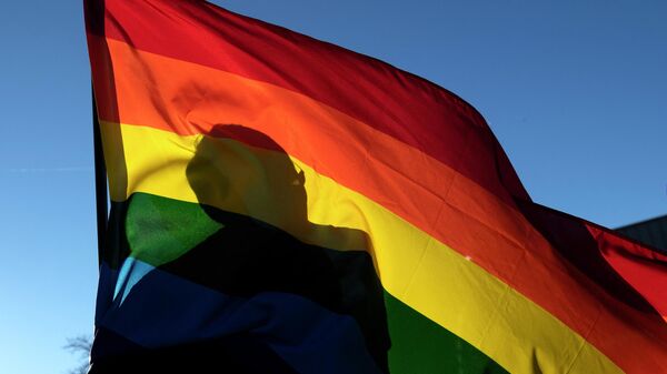 Член сообщества с флагом ЛГБТ. Архивное фото - Sputnik Кыргызстан