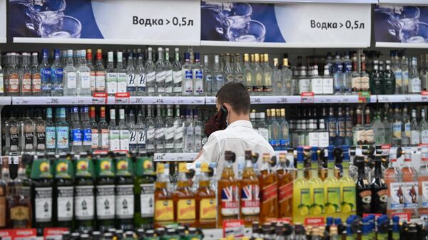 Покупатель выбирает алкогольную продукцию в магазине. Архивное фото - Sputnik Кыргызстан