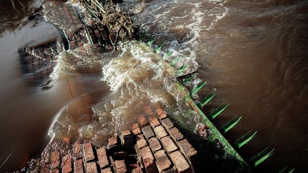 Паводковая вода переливается через ограждение дома. Архивное фото - Sputnik Кыргызстан