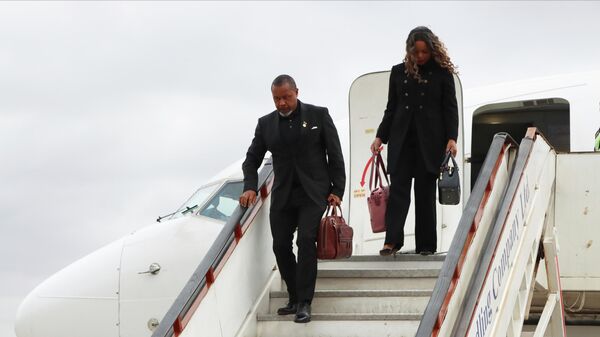 Вице-президент Малави Саулос Чилима и его жена Мэри выходят из самолета в Лилонегве - Sputnik Кыргызстан