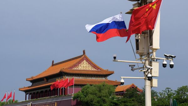 Государственные флаги России и Китая на площади Тяньаньмэнь в Пекине. Архивное фото  - Sputnik Кыргызстан