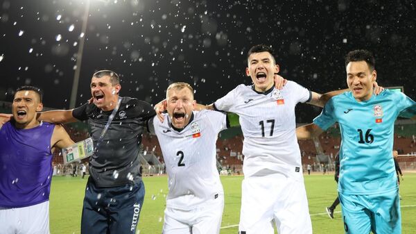Игроки сборной Кыргызстана по футболу после матча с Оманом - Sputnik Кыргызстан