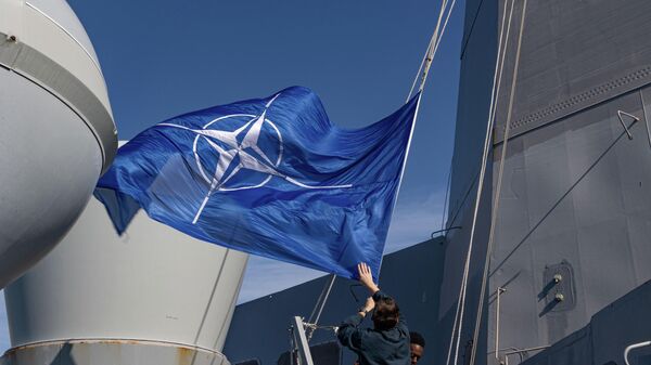 Флаг НАТО на борту авианосца. Архивное фото - Sputnik Кыргызстан
