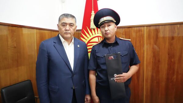 Камчыбек Ташиев наградил сотрудника патрульной милиции - Sputnik Кыргызстан