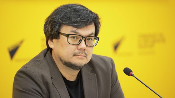 КУУнун эл аралык мамилелер факультетинин деканы, тарых илимдеринин кандидаты Эсен Усубалиев. Архив - Sputnik Кыргызстан