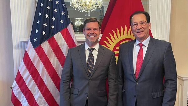 Посол КР в США и Канаде Бакыт Аманбаев и кандидат на пост посла США в КР Брайан Стиммлер. Архивное фото - Sputnik Кыргызстан