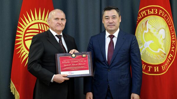 Садыр Жапаров миссиясын жыйынтыктап жаткан Россия элчисин сыйлады - Sputnik Кыргызстан