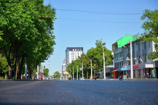 Бишкектин мэри Айбек Жунушалиев эмне үчүн жолдорду капиталдык ремонттон өткөрүү чечими кабыл алынганын түшүндүрдү. - Sputnik Кыргызстан