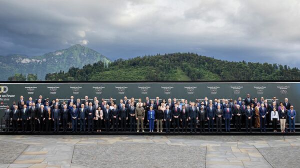 Общее фото участников саммита по Украине в Швейцарии
 - Sputnik Кыргызстан