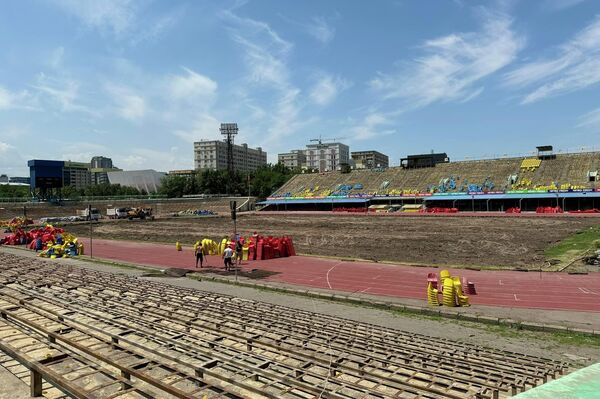 Бишкекте Дөлөн Өмүрзаков атындагы стадионду реконструкциялоо иштери жүрүп жатат - Sputnik Кыргызстан