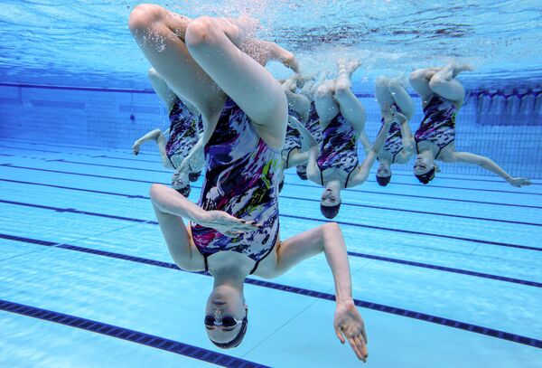 Спортсменки сборной Беларуси на тренировке по синхронному плаванию  - Sputnik Кыргызстан