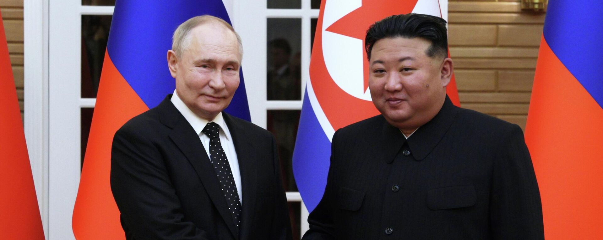 Президент РФ Владимир Путин и председатель КНДР Ким Чен Ын во время совместного фотографирования в Пхеньяне - Sputnik Кыргызстан, 1920, 19.06.2024