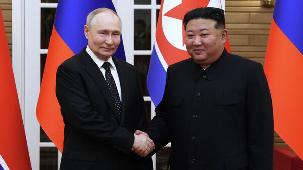 Президент РФ Владимир Путин и председатель КНДР Ким Чен Ын во время совместного фотографирования в Пхеньяне - Sputnik Кыргызстан