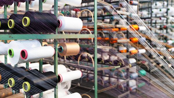 Текстиль фабрикасында өңдүрүш процесси. Архив - Sputnik Кыргызстан