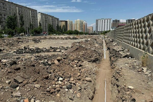 На месте снесенного со скандалом ресторана &quot;Батуми&quot; в Бишкеке начали строить парк - Sputnik Кыргызстан