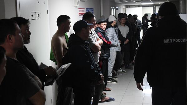 Трудовые мигранты во время проверки документов в коридоре хостела. Архивное фото - Sputnik Кыргызстан