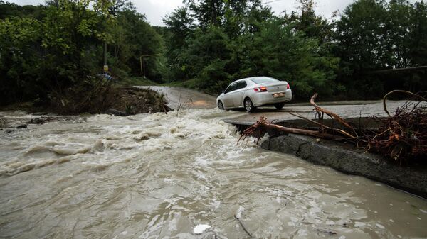 Автомобиль на дороге во время наводнения. Архивное фото - Sputnik Кыргызстан