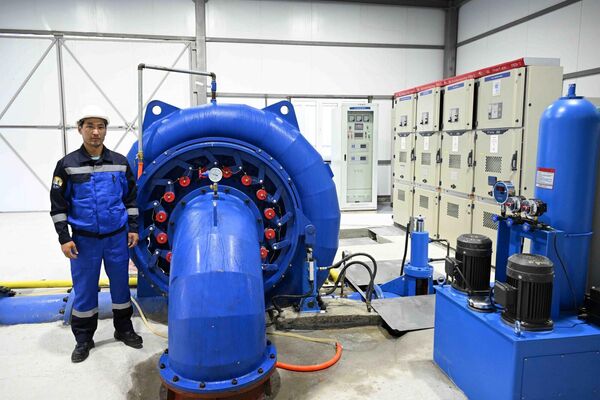 Открытие этой малой гидроэлектростанции является результатом совместных усилий государства и частного сектора, направленных на улучшение энергетической инфраструктуры страны - Sputnik Кыргызстан